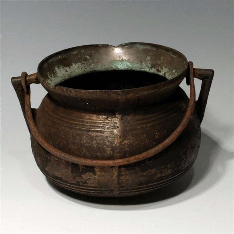 Lead bronze cooking pot with original suspension handle