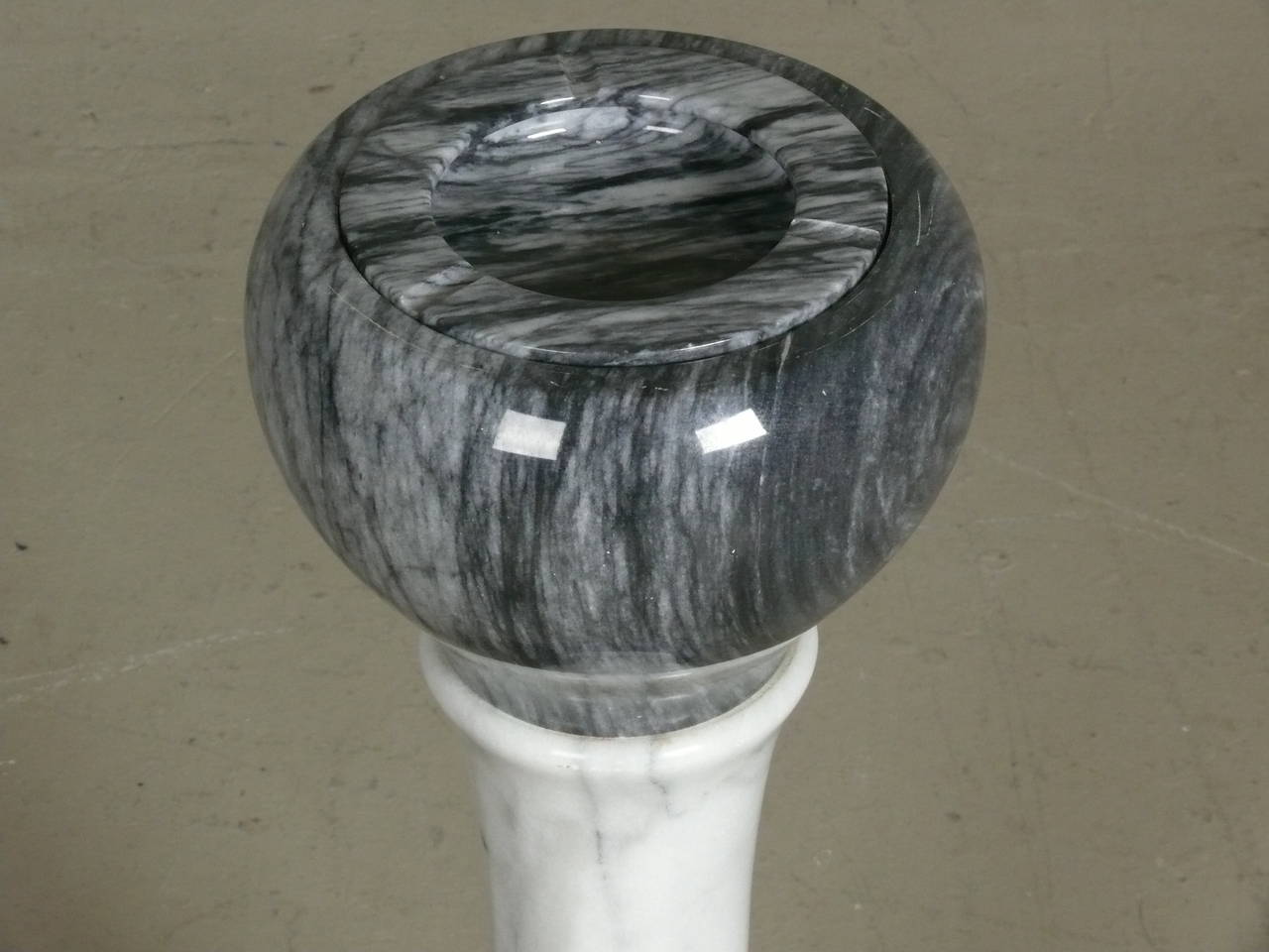 Rare c.1968 sculptural marble ashtray stand with removable ashtray (then could be used as a plant stand) from Italy by Angelo Mangiarotti for Knoll.
