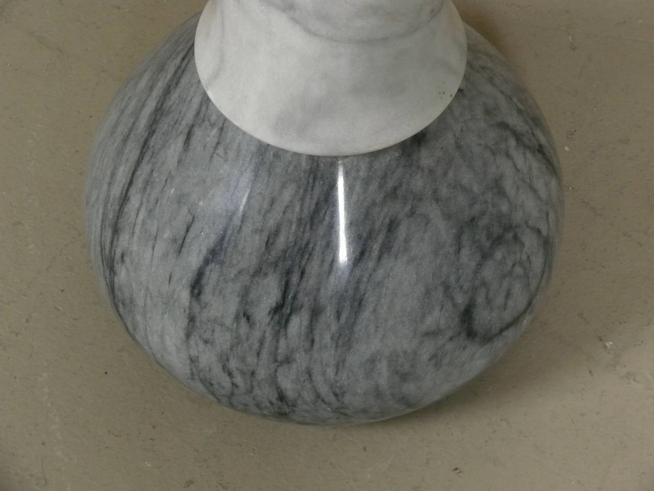Marble Ashtray Stand by Angelo Mangiarotti for Knoll  In Excellent Condition For Sale In Atlanta, GA