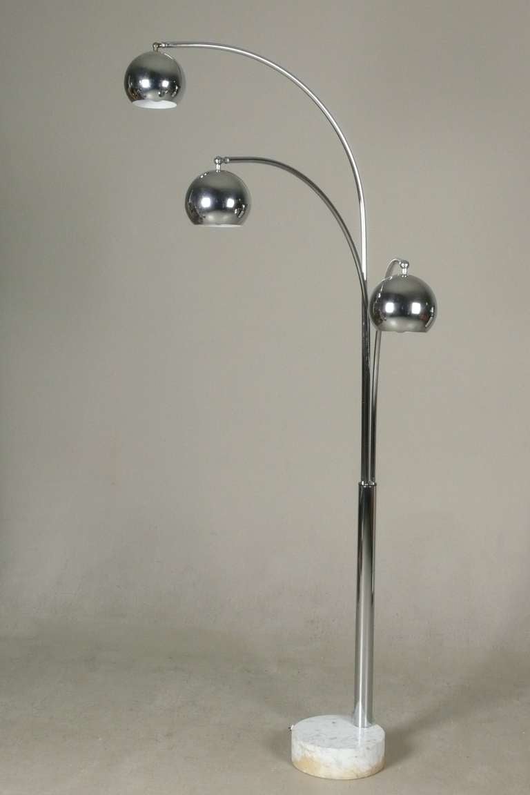 Striking arc style floor lamp from Italy with 3 pivoting arms with adjustable ball heads in chrome, over a thick marble base, c. 1968.