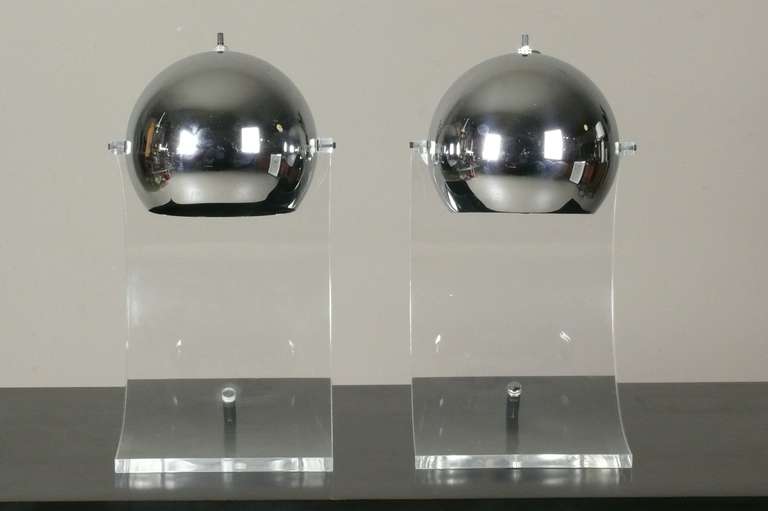 Mid-20th Century Pair of 1960s Lucite Lamps By Robert Sonneman