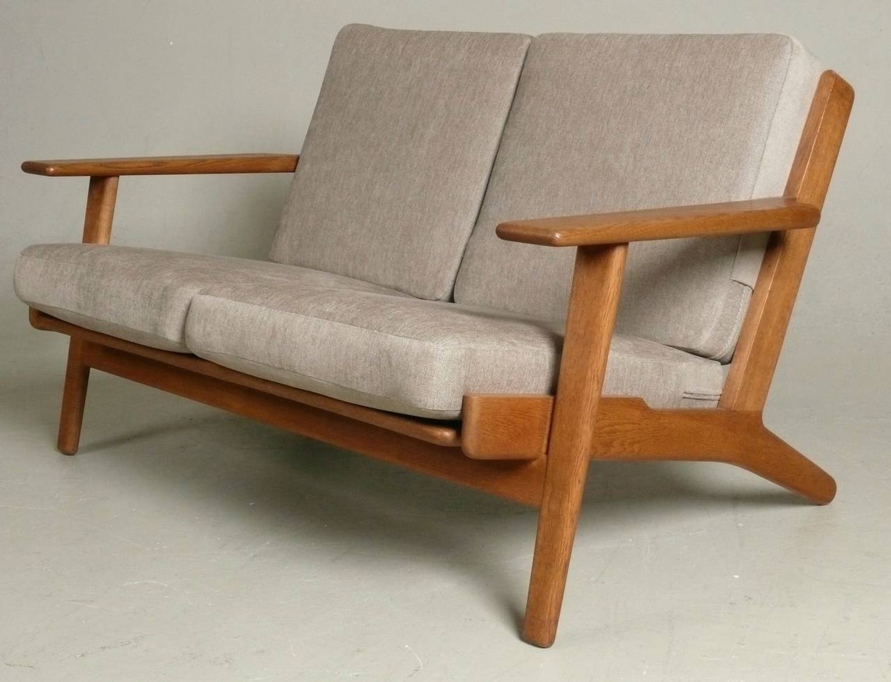 Late 1950s, solid oak frame settee designed by Hans Wegner for Getama, Denmark. New Knoll upholstery over original spring cushions.