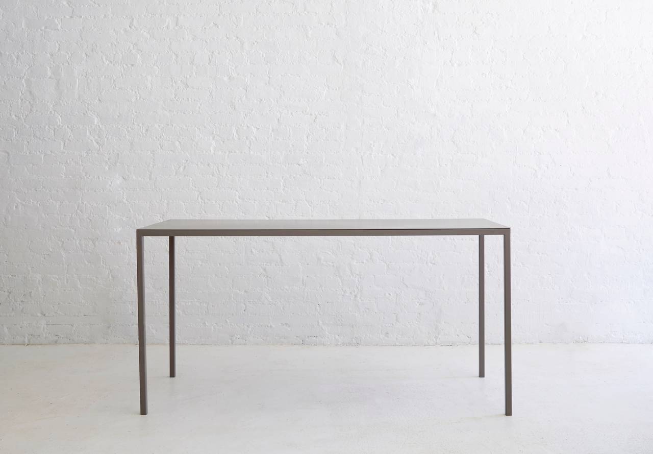 Der minimalistische, essentielle Mehrzwecktisch aus Stahl von ASH NYC dient als Esstisch, Arbeitstisch oder Schreibtisch.

Abgebildet in mattgrau, glänzend weiß und warmgewalztem, gewachstem Stahl. 
*Für Pulverbeschichtung und Schwärzung wird eine