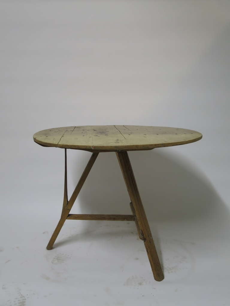 Antique Round Dining Table In Good Condition In New York, NY