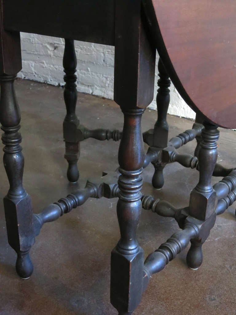 18th Century and Earlier English Drop-leaf Gate Leg Round Table