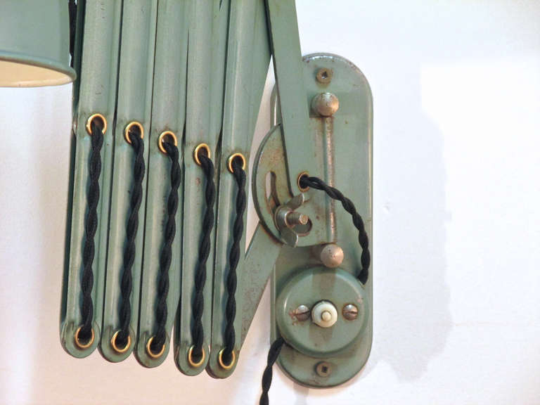Green Enamel Vintage Accordion Wall Lamp In Good Condition In New York, NY