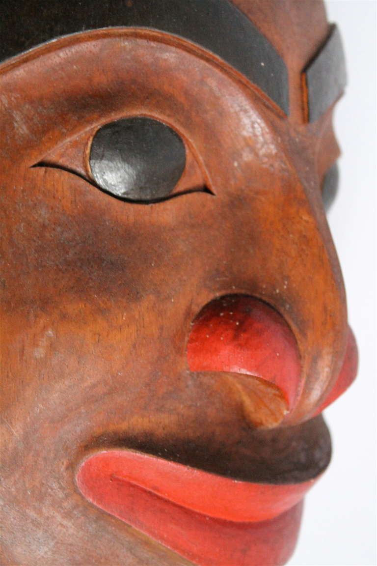 Un beau masque indien sculpté et peint.  Tribu indéterminée.