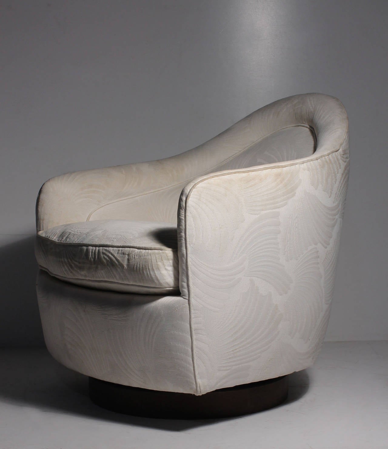 Milo Baughman Thayer Coggin Swivel_Reclining Lounge Chair

Most likely will need upholstery. If the existing fabric is desirable I can see if it clean ups. It may very well clean right up with a good steam clean. Please contact to discuss. Veneer