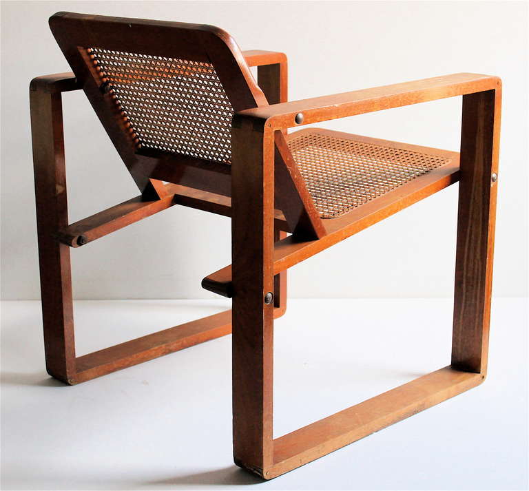 Allemand Paire de fauteuils en bois et cannage de style Bauhaus Circa 1925
