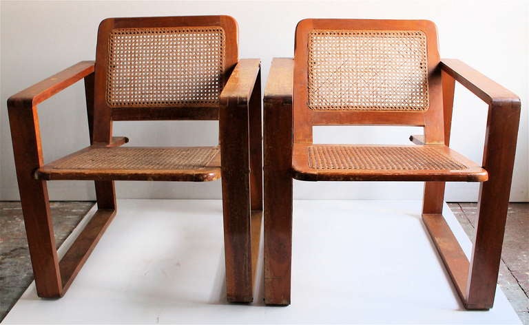 Paire de fauteuils en bois et cannage de style Bauhaus Circa 1925 Bon état à Chicago, IL