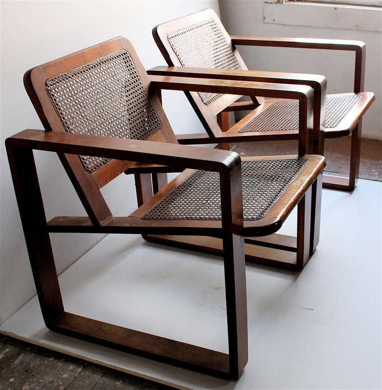 20ième siècle Paire de fauteuils en bois et cannage de style Bauhaus Circa 1925