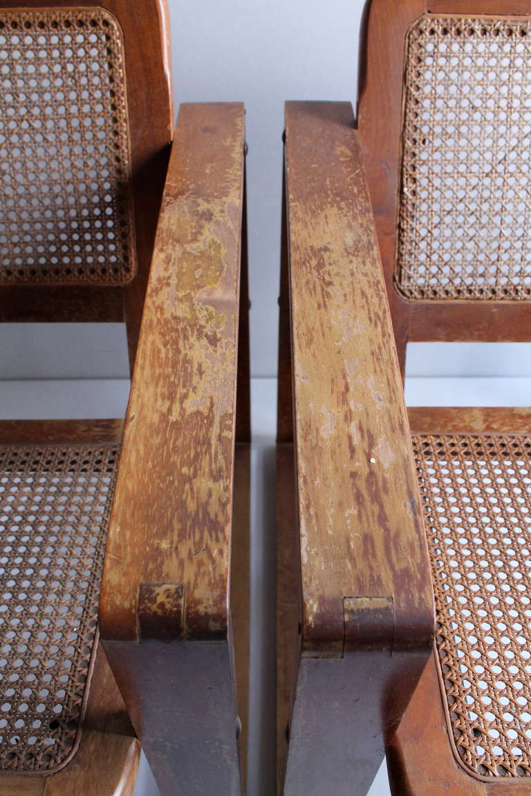 Paire de fauteuils en bois et cannage de style Bauhaus Circa 1925 2
