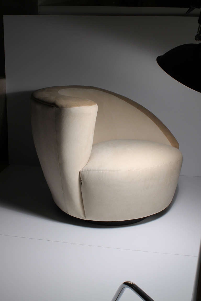 Mid-Century Modern Pair of Vladimir Kagan Nautilus Swivel Chairs