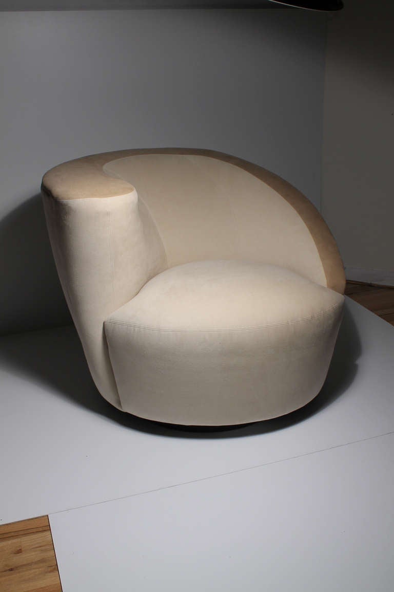 Pair of Vladimir Kagan Nautilus Swivel Chairs In Excellent Condition In Chicago, IL
