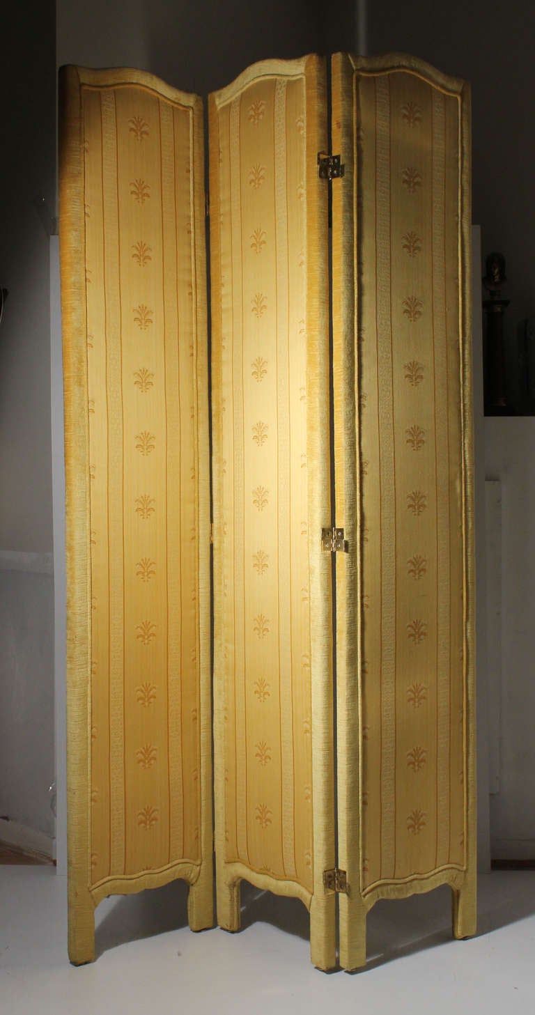 Attractively upholstered screen in gold and yellow patterned fabric. Possibly Italian or French. Nice curvy silouhette in the manner of Dorothy Draper.

Measures: 82.5" tall,
each panel is about 16.25" wide.