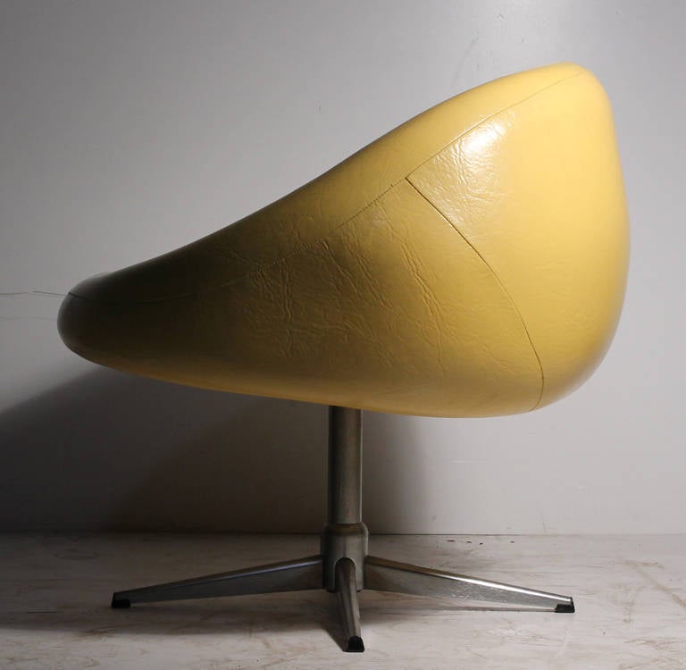 Pair of Overman Yellow 1970's POD Chairs In Good Condition In Chicago, IL