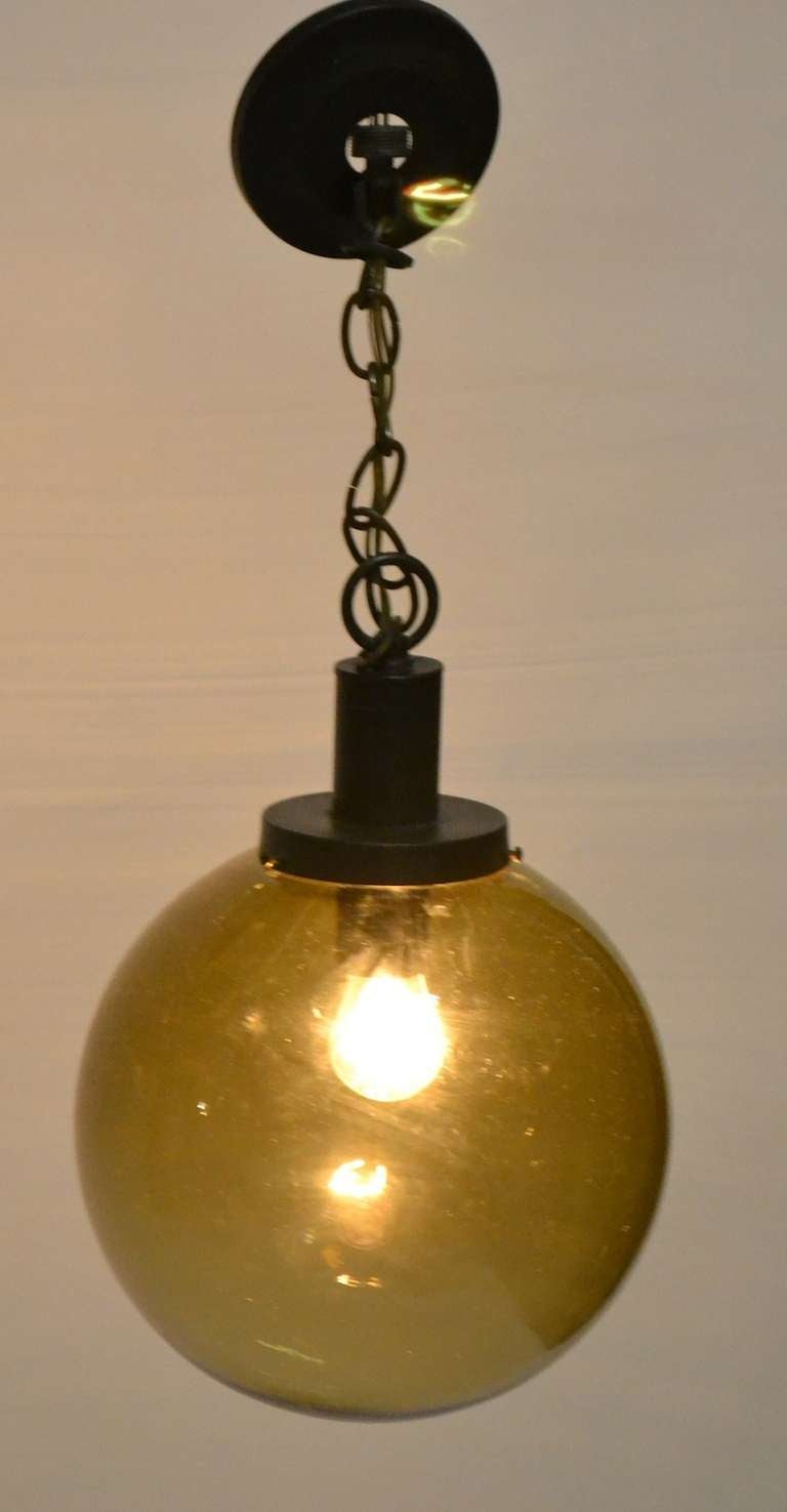 Luminaire suspendu en verre fumé gris avec boule Excellent état - En vente à New York, NY