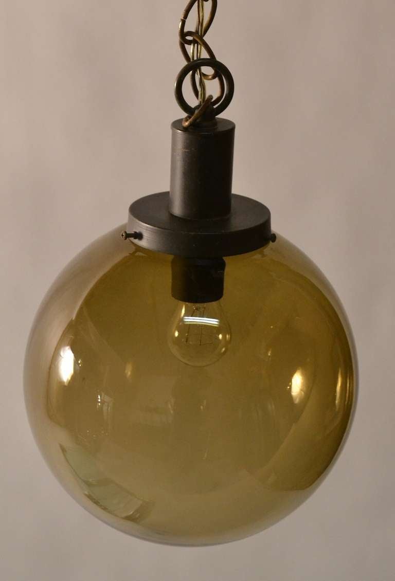 Mid-Century Modern Luminaire suspendu en verre fumé gris avec boule en vente