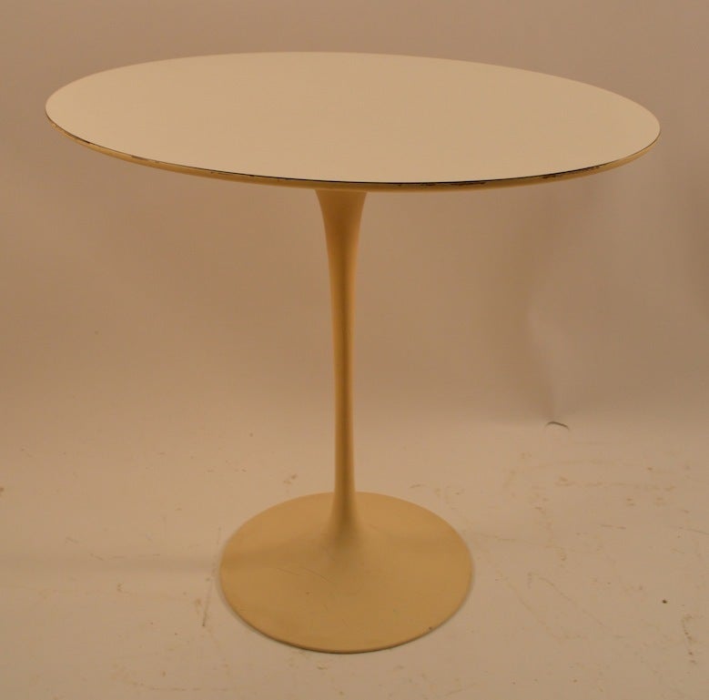 Table tulipe de Knoll Saarinen, base en fonte, plateau ovale en stratifié. Usure cosmétique mineure, normale et conforme à l'âge.