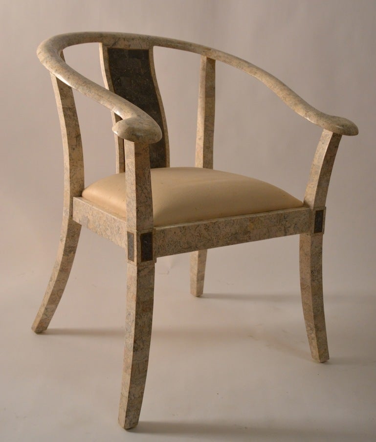 Paire de chaises en pierre tessellée et en os, interprétation moderniste d'une forme classique chinoise ancienne. Vert, et blanc cassé, avec une garniture en laiton.