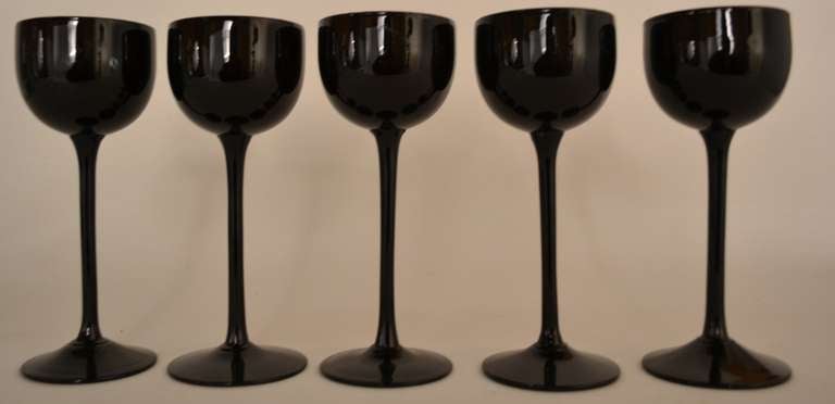 Black body with white interior bowl, five wines in perfect condition. Elegant style and great quality, IItalian Murano Moretti glassware.