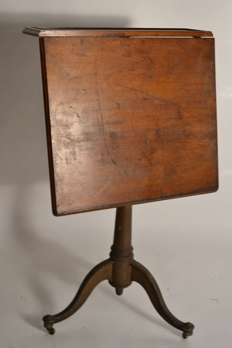 Verstellbarer Zeichentisch mit Holzplatte und Gusseisenfuß. Dieser Tisch lässt sich in der Höhe von der höchsten Position (42