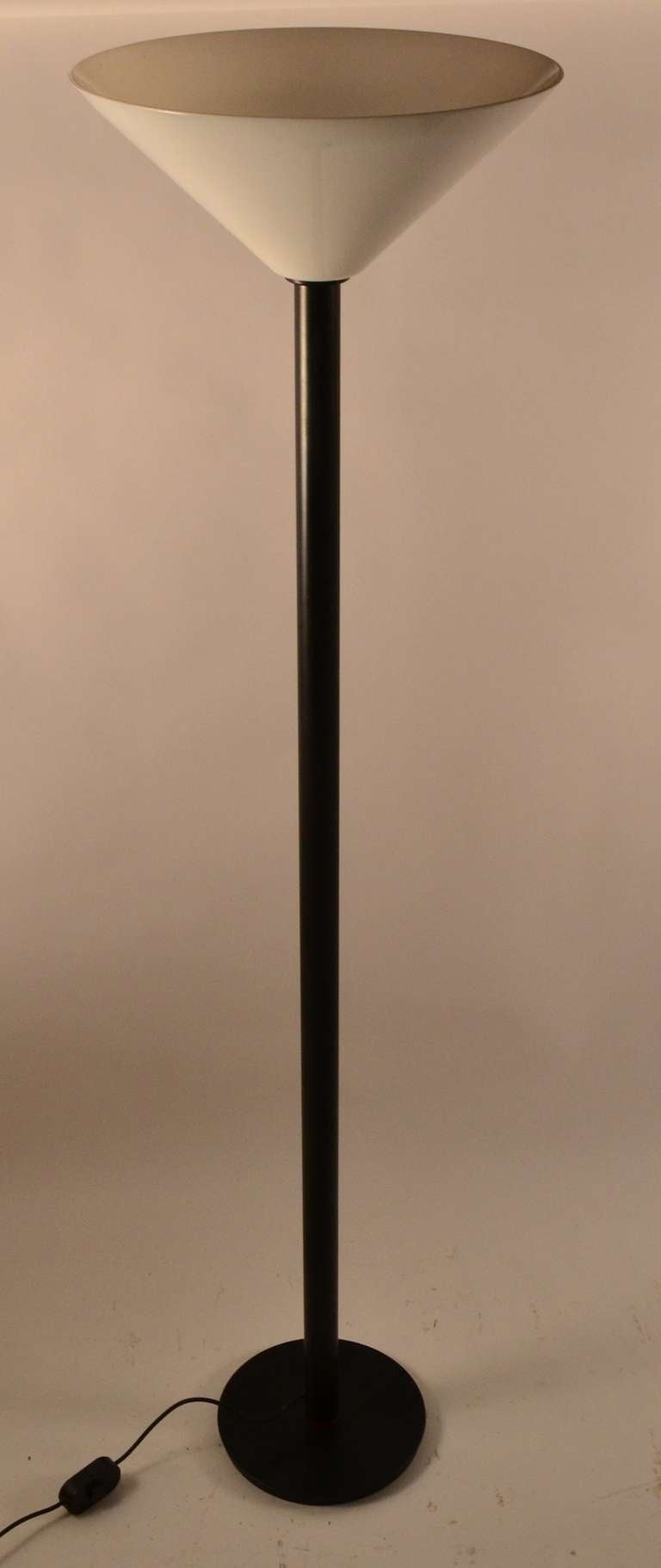 Elegante und schlichte Stehlampe im Art-Deco-Stil. Der Ein/Aus-Schalter befindet sich am Kabel, wie es dem Stil der Zeit entspricht (1970/1980er Jahre). Wahrscheinlich wurde er in Italien für Robert Sonneman hergestellt.