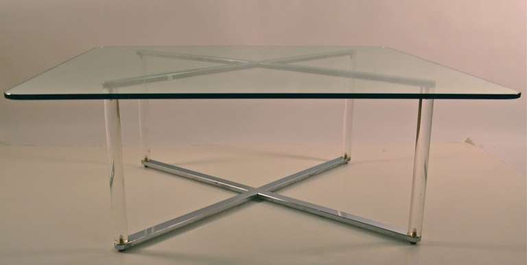 Table basse à base en « X » chromée et plateau en verre Lucite Bon état - En vente à New York, NY