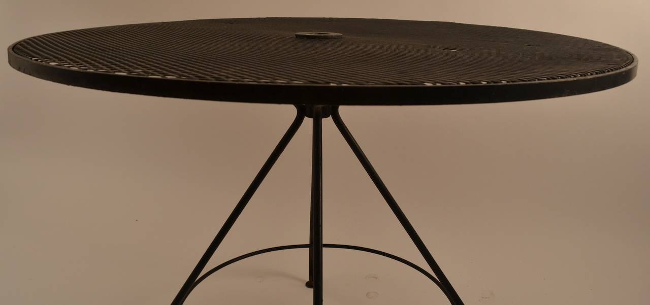 Round Woodard Mesh-Top Dining Table In Good Condition In New York, NY