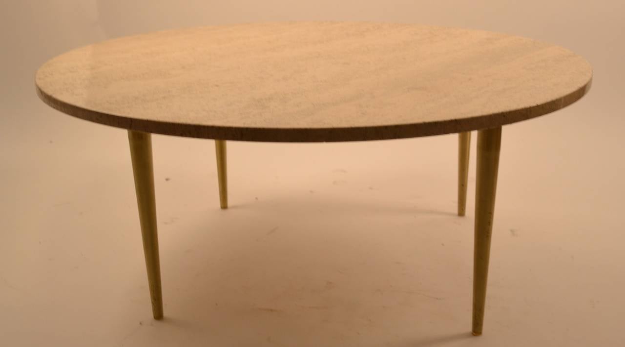 Italienischer runder Couchtisch mit Marmorplatte (Moderne der Mitte des Jahrhunderts) im Angebot