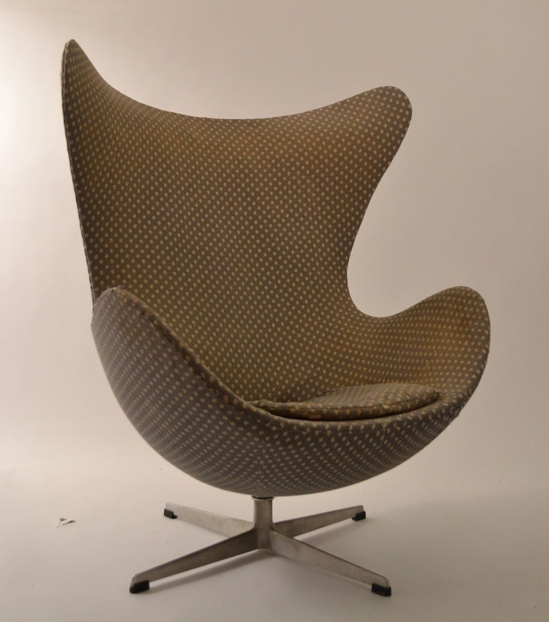Early Egg chair designed by Arne Jacobsen for Fritz  Hansen. This one will need to reupholstered, it is structurally sound, swivels smoothly, and has only cosmetic wear, no 