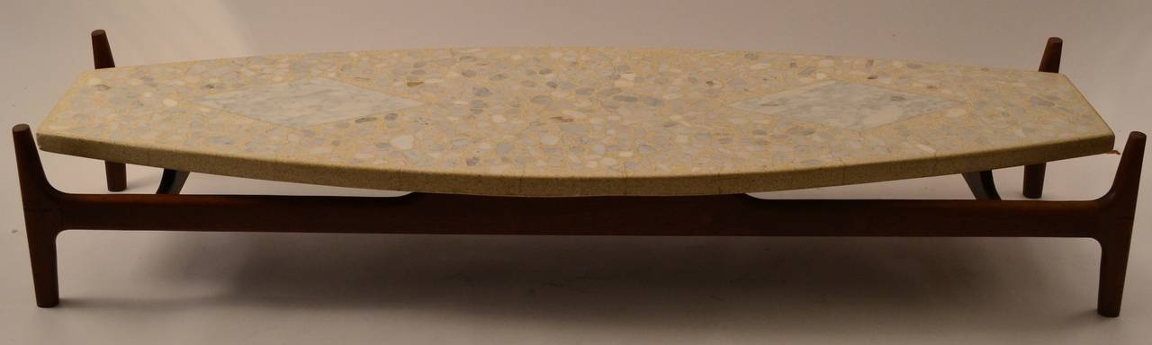 Table basse ou de cocktail en forme de planche de surf et plateau en terrazzo en vente 2