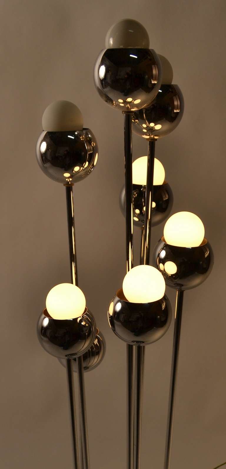 8 Light Chrome Ball Table Lamp In Excellent Condition For Sale In New York, NY