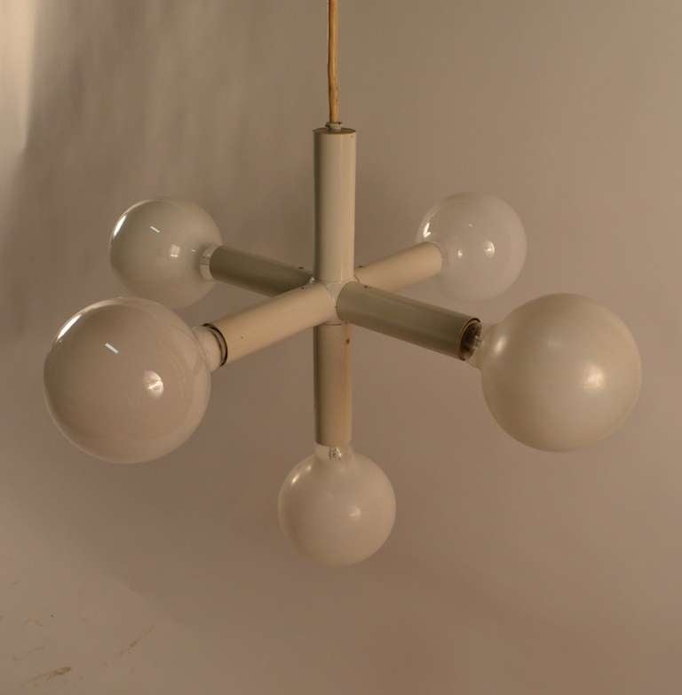 Five Lightolier mit fünf Lichtern  Weißer Molecule-Kronleuchter, weiß auf weiß (Moderne der Mitte des Jahrhunderts) im Angebot