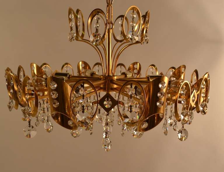 Eight light gold finish Sciolari chandelier, two tiers, circular form. Working and original. Comes with chain, and canopy.