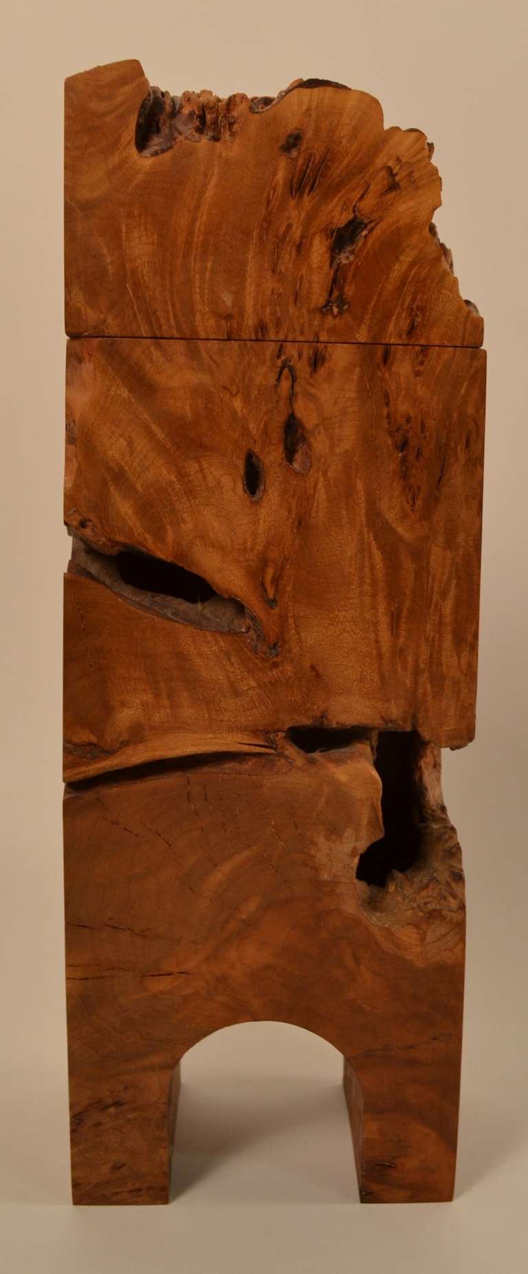 Un'insolita forma alta su una base a gambe arcuate, con piano rimovibile. Scatola in ottime condizioni originali, realizzata in studio A Craft.