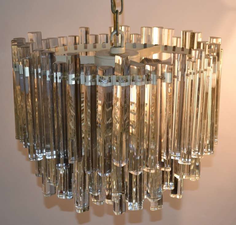 Lampadario rotondo a prisma di cristallo Venini (marchiato). Elegante e moderno, di ottima qualità e in ottime condizioni.  Altezza totale con catena 30