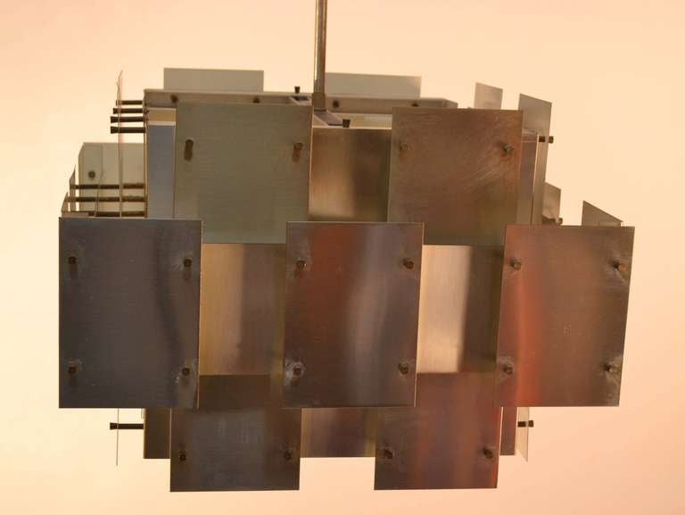 Luminaire moderniste en tôle d'acier et laiton, par Robert Sonneman. Grand et impressionnant.