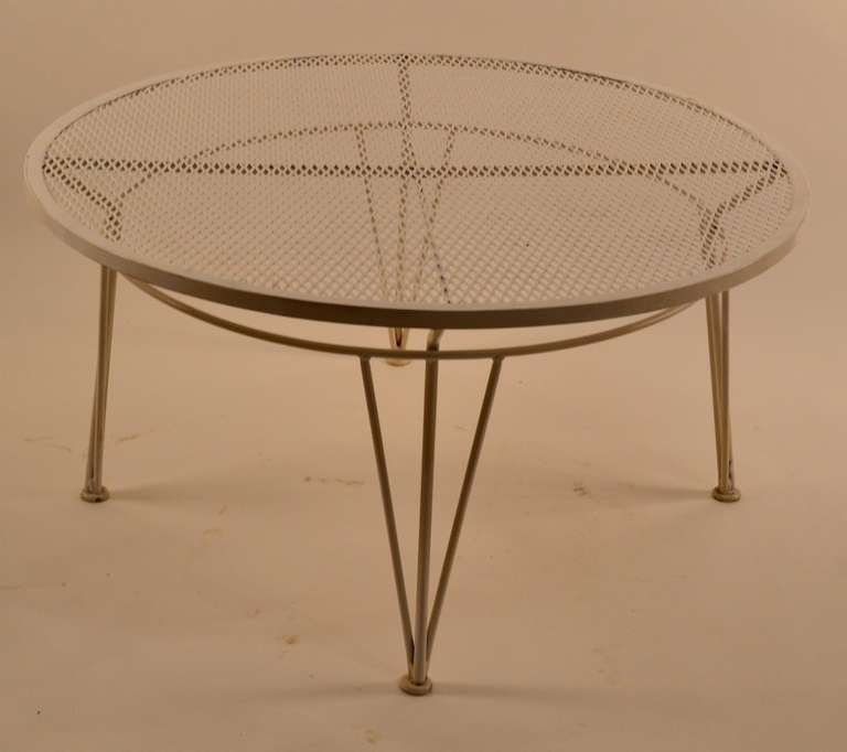 Mid-20th Century Round Coffee Cocktail Poolside Garden Table indoor / outdoor