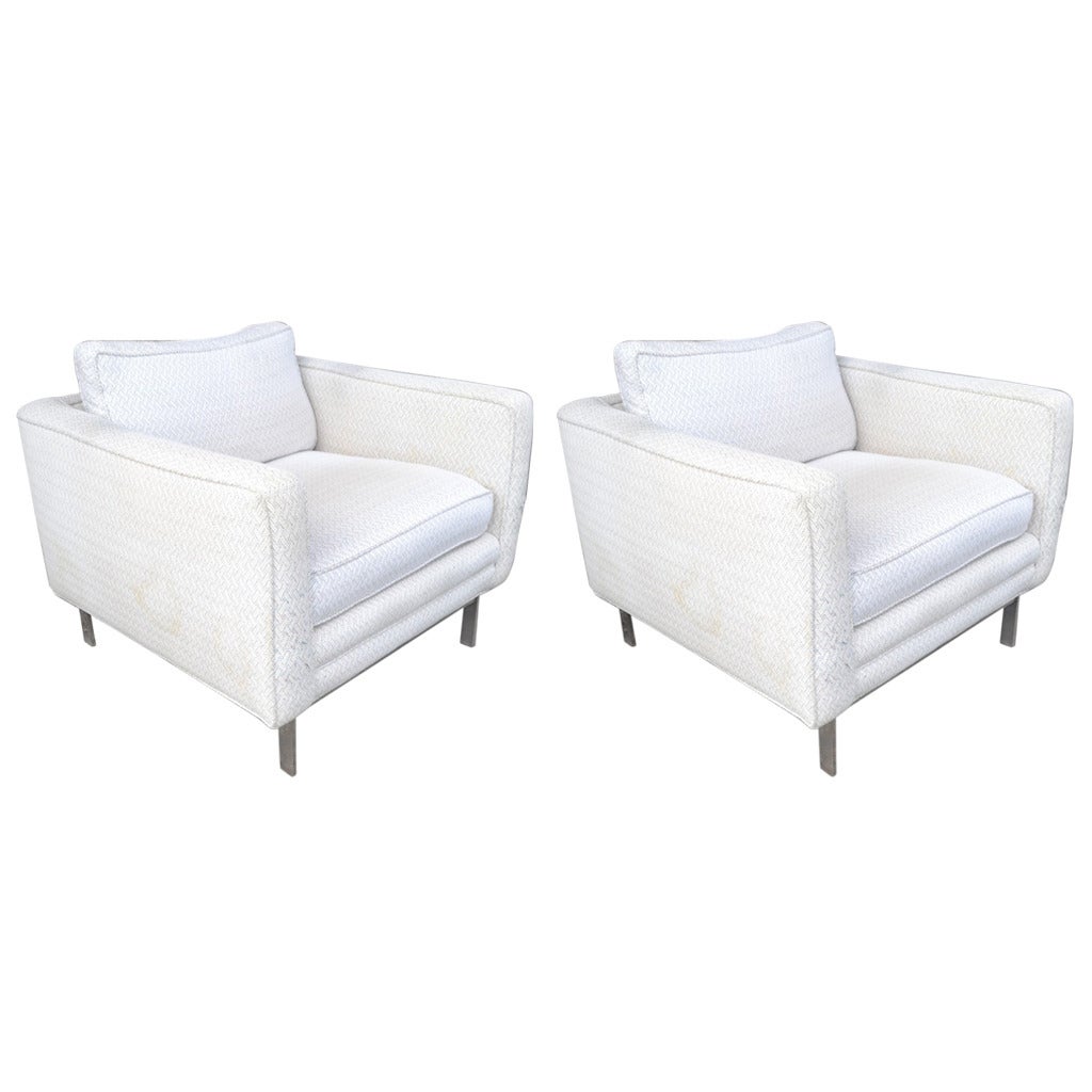 Paire de fauteuils club de style international en vente