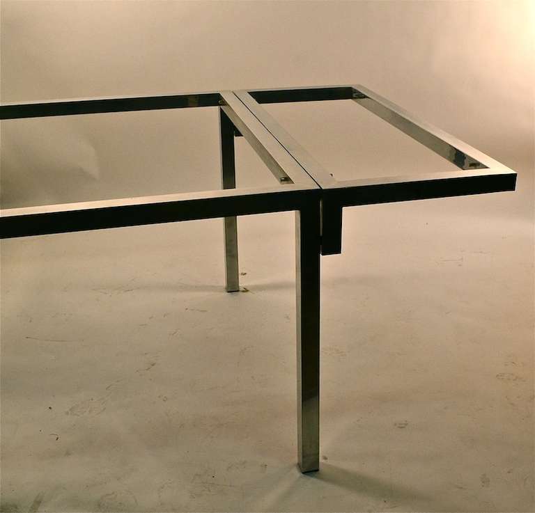 Mid-Century Modern Table de salle à manger à rallonge inhabituelle en aluminium coulé avec supports muraux en vente