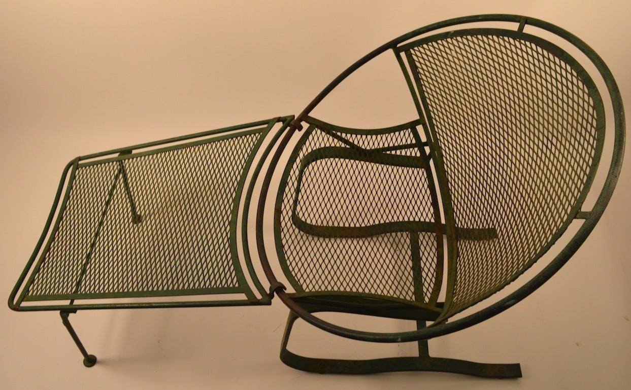 Intéressante chaise à arceau en porte-à-faux avec un rare repose-pieds d'origine. Peinture verte d'origine, usure due à l'âge.