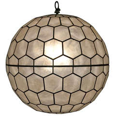 Lustre Sphere Capiz Shell Ball par Feldman Lighting