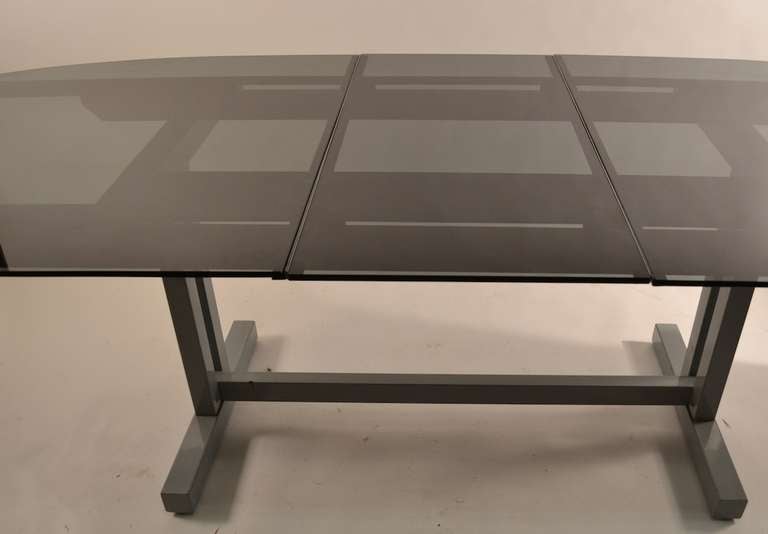 Unusual Plate Glass Extension Dining Table In Excellent Condition For Sale In New York, NY