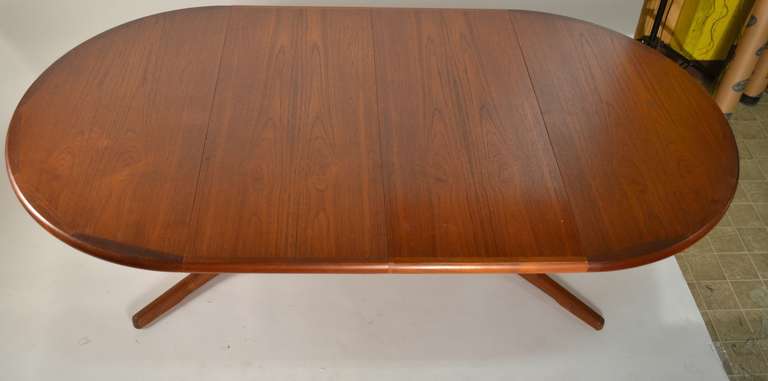 Round Teak Danish Modern Dining Table with Two Leaves In Good Condition In New York, NY