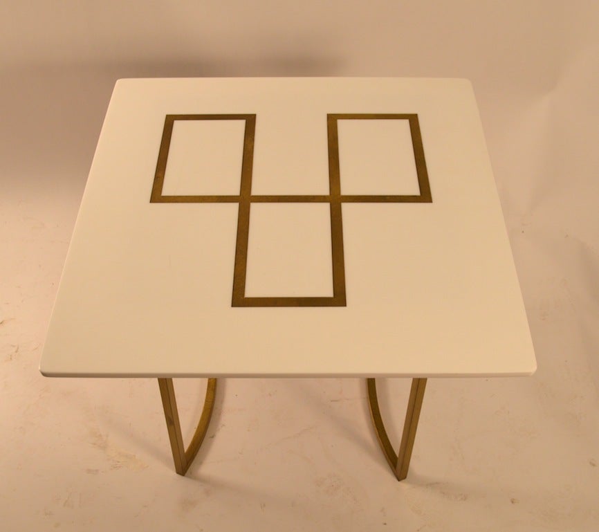 Mid-Century Modern Table carrée élégante en laiton et verre blanc en vente