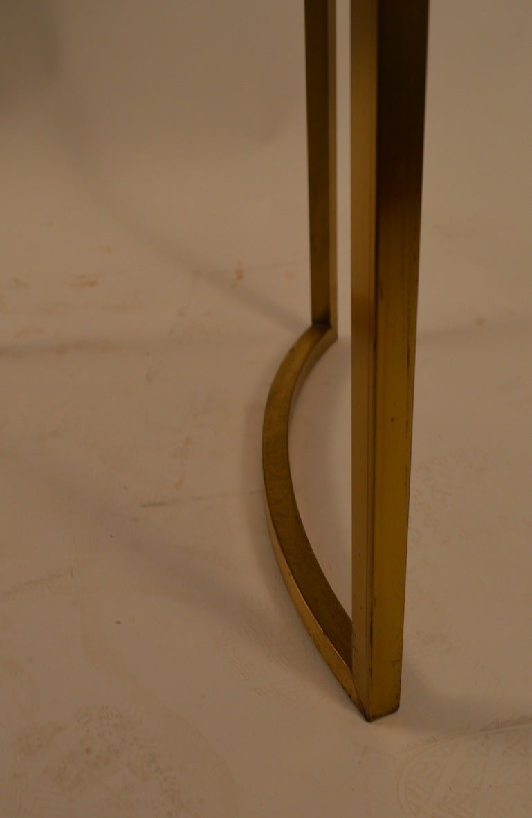 Elegant Squared Brass and White Glass Table In Good Condition For Sale In New York, NY