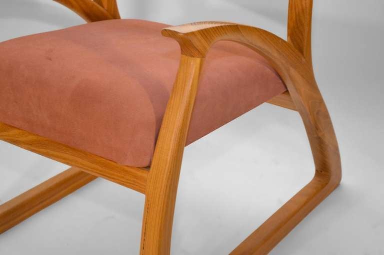 Studio Hand Made - Handwerklicher Stuhl mit Holzarmen / Loungesessel (Postmoderne) im Angebot