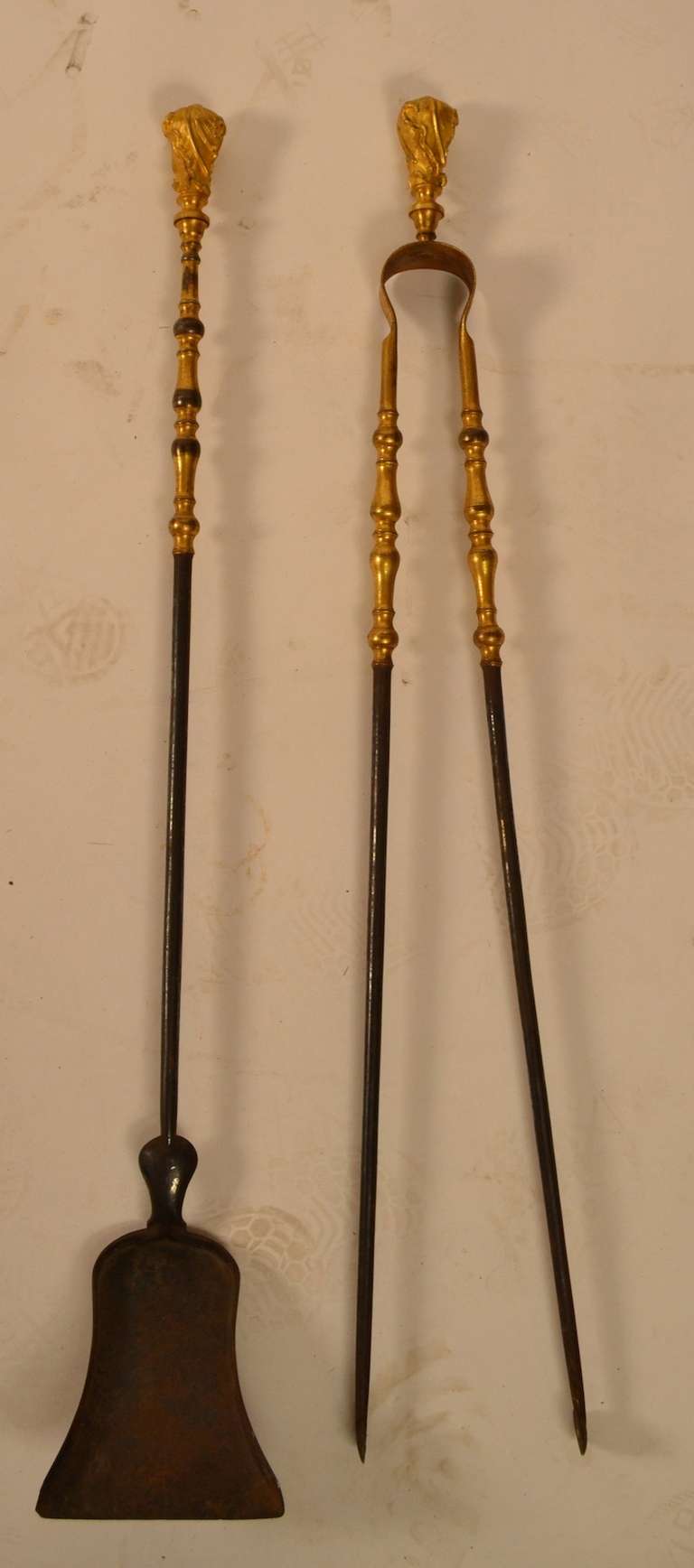 Asas de latón fundido dorado, o bronce, fondos de acero. Estilo ornamentado, s. XIX Juego de herramientas vintage que incluye la pala y las pinzas