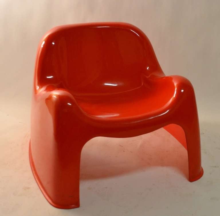 Bella versione rosso pomodoro della classica sedia 
